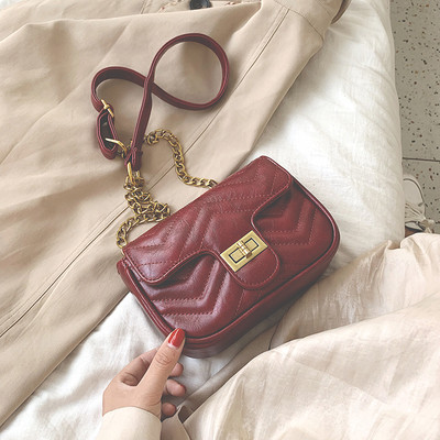 Női bőrtáska hosszú fém fogantyúval