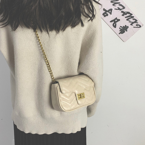 Női bőrtáska hosszú fém fogantyúval