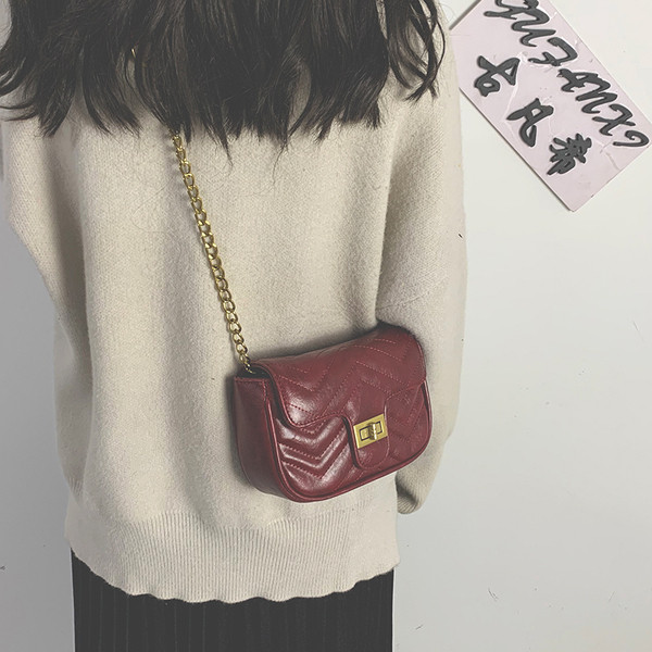 Női bőrtáska hosszú fém fogantyúval