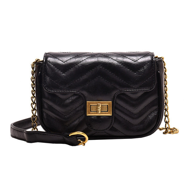 Női bőrtáska hosszú fém fogantyúval