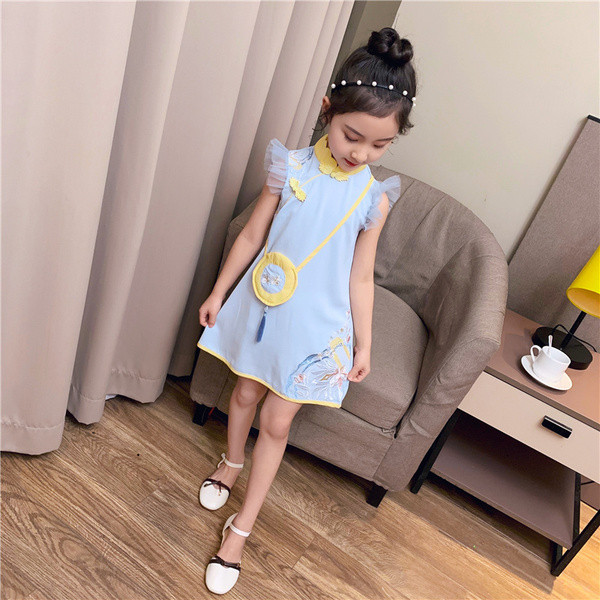 Alkalmi gyerekruha alacsony gallérral, hímzéssel, tüll ujjakkal