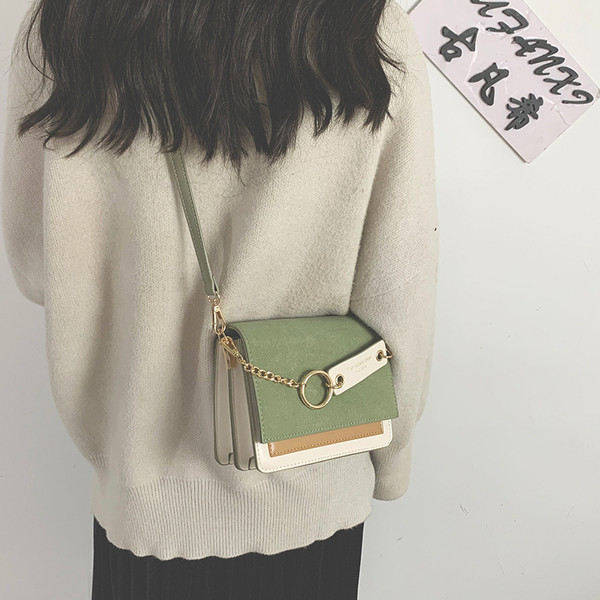 Eko bőrből készült modern női táska fém lánccal