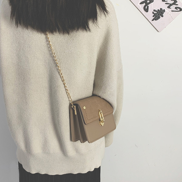 Modern női táska fém hosszú fogantyúval és elemmel