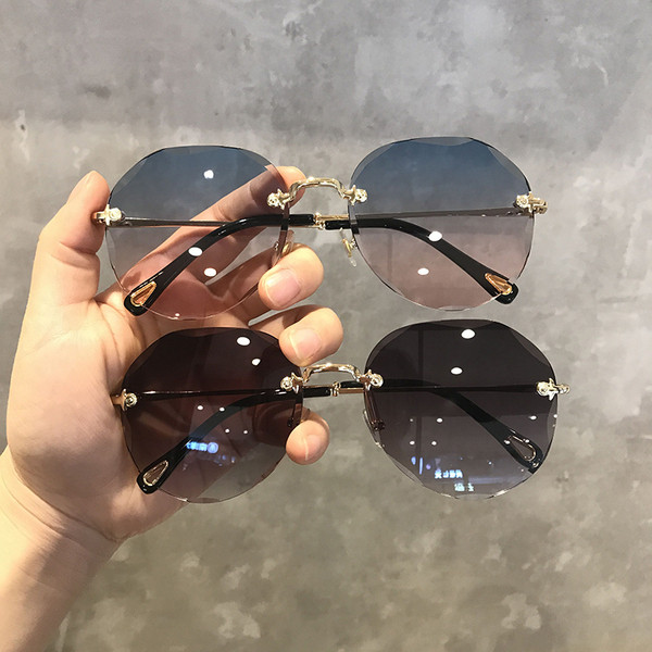 Stilīgas sieviešu brilles apaļā formā ar plāniem rāmjiem