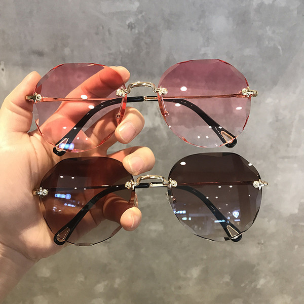 Stilīgas sieviešu brilles apaļā formā ar plāniem rāmjiem