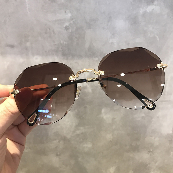 Stilīgas sieviešu brilles apaļā formā ar plāniem rāmjiem