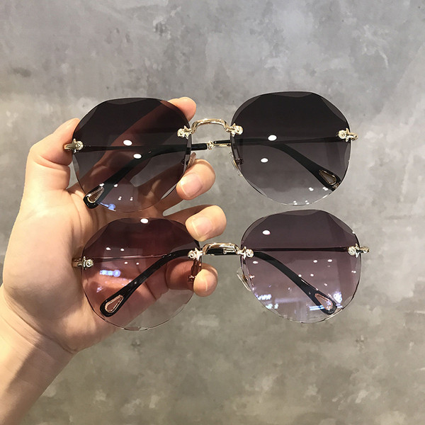 Stilīgas sieviešu brilles apaļā formā ar plāniem rāmjiem