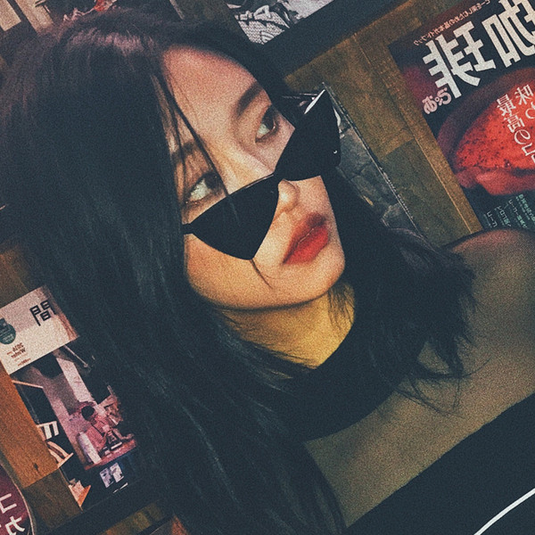 Stílusos női szemüveg vékony kerettel