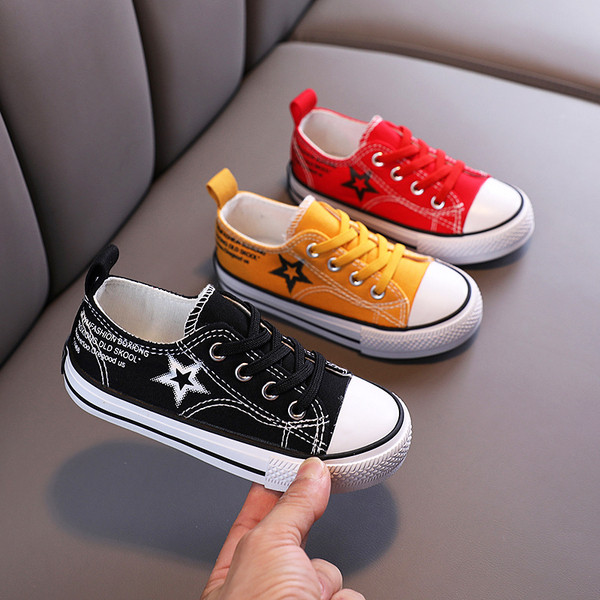 Gyermek tornacipő feliratokkal és nyakkendőkkel lányoknak