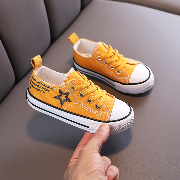 Gyermek tornacipő feliratokkal és nyakkendőkkel lányoknak