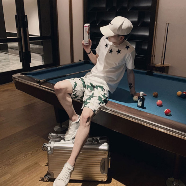 Modern férfi rövidnadrág virágmintával