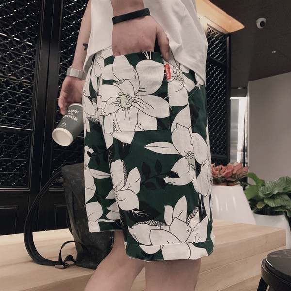 Modern férfi rövidnadrág virágmintával