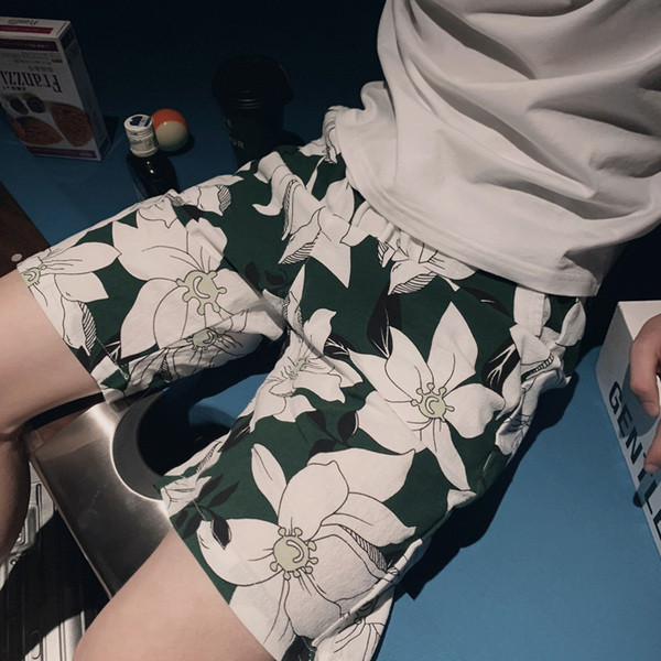 Modern férfi rövidnadrág virágmintával