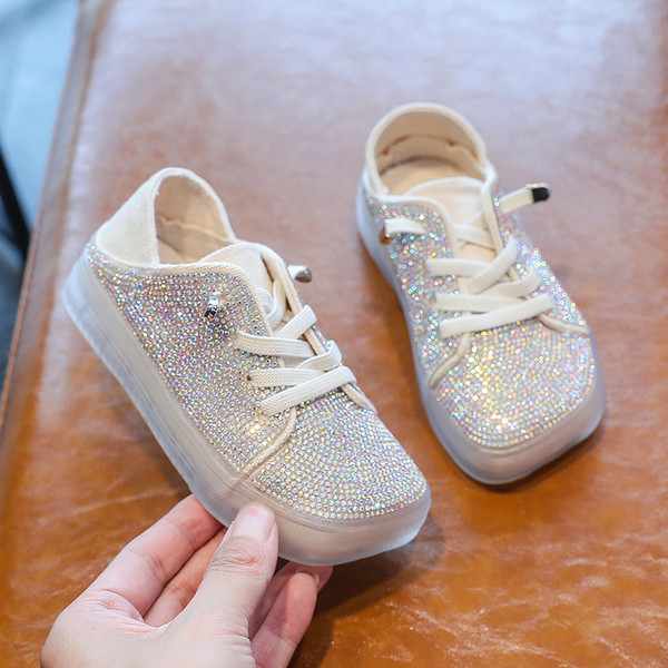 Mūsdienīgas bērnu kedas ar akmeņiem un saitēm