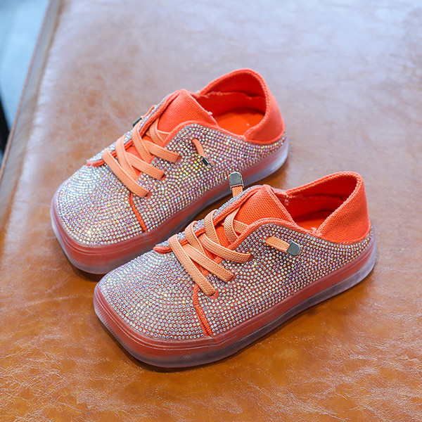 Mūsdienīgas bērnu kedas ar akmeņiem un saitēm