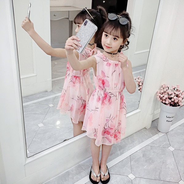 Gyerekruha virágmintával és nyakkendővel