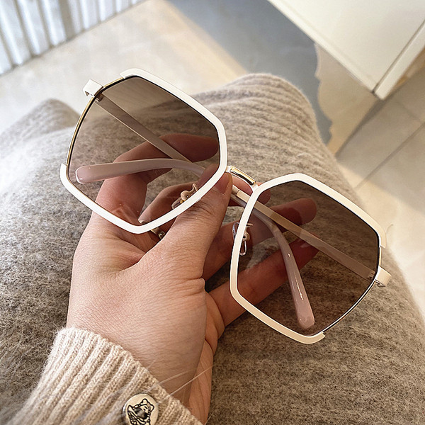 Aktuális női napszemüveg vékony kerettel