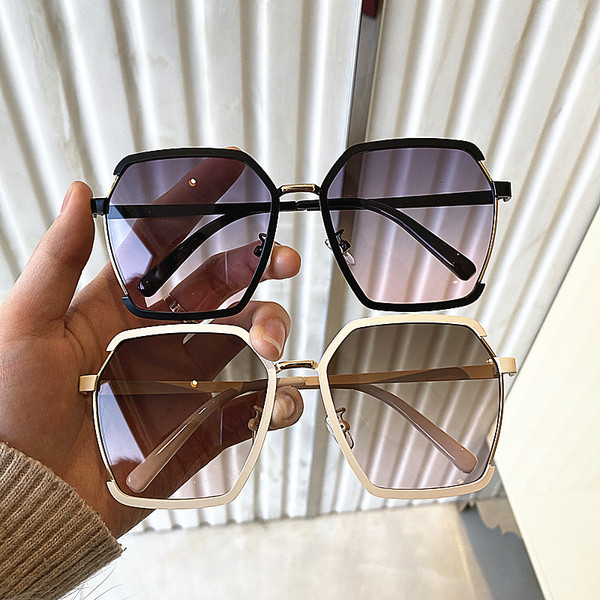 Aktuális női napszemüveg vékony kerettel