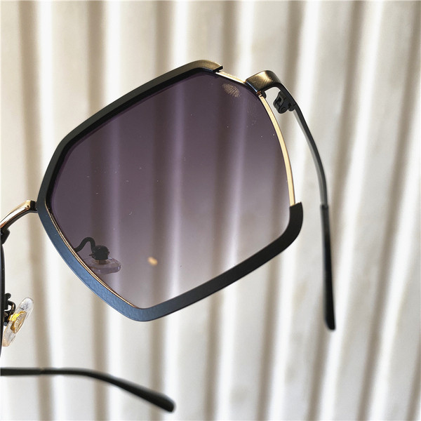 Aktuális női napszemüveg vékony kerettel