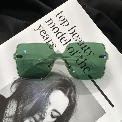 Modern női szemüveg vékony kerettel