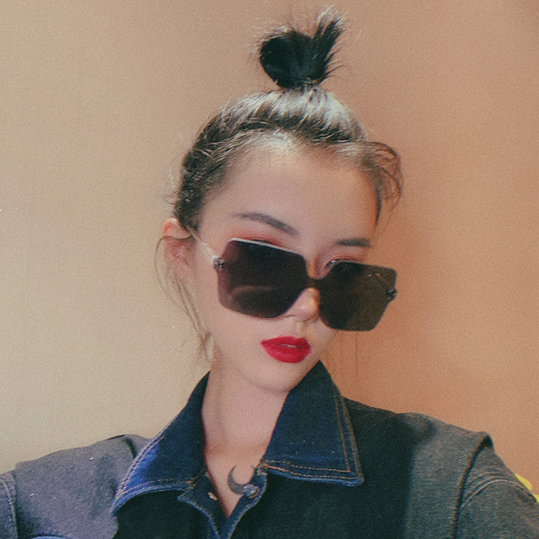 Modern női szemüveg vékony kerettel