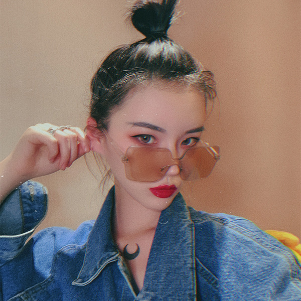 Modern női szemüveg vékony kerettel