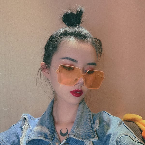 Modern női szemüveg vékony kerettel