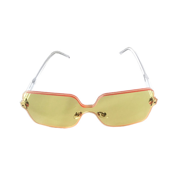 Modern női szemüveg vékony kerettel