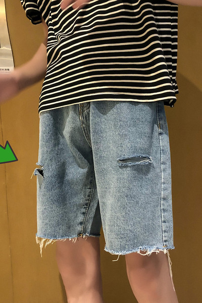 Vīriešu džinsa šorti ar saplēstiem motīviem