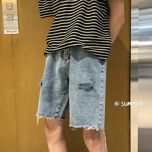 Vīriešu džinsa šorti ar saplēstiem motīviem