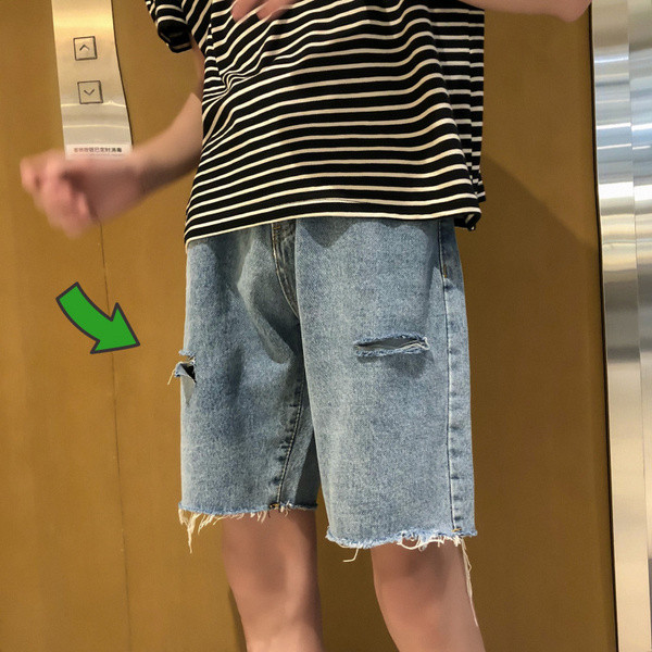 Vīriešu džinsa šorti ar saplēstiem motīviem