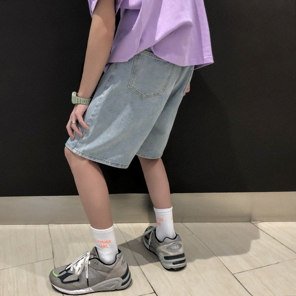 Vīriešu džinsa šorti ar saplēstiem motīviem