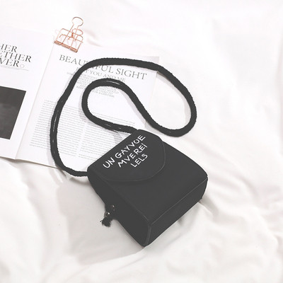 Modern női válltáska feliratokkal