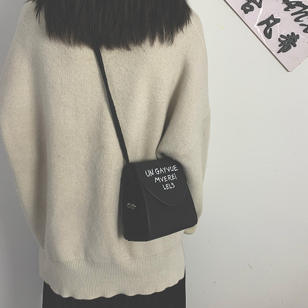 Modern női válltáska feliratokkal