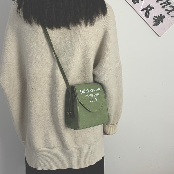 Modern női válltáska feliratokkal