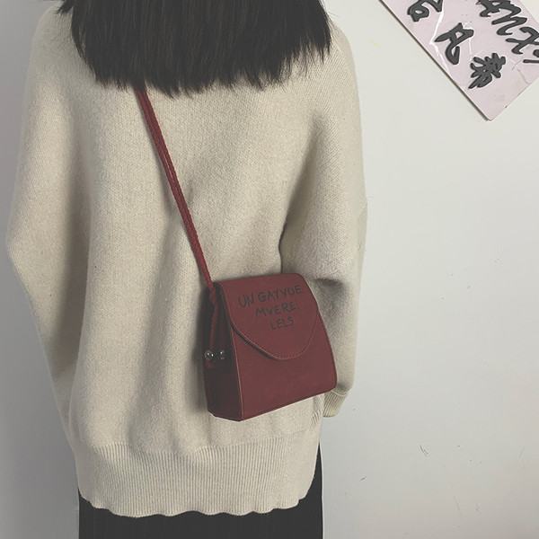 Modern női válltáska feliratokkal