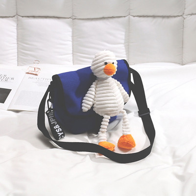 Női mindennapi táska elemmel - plüssjátékkal