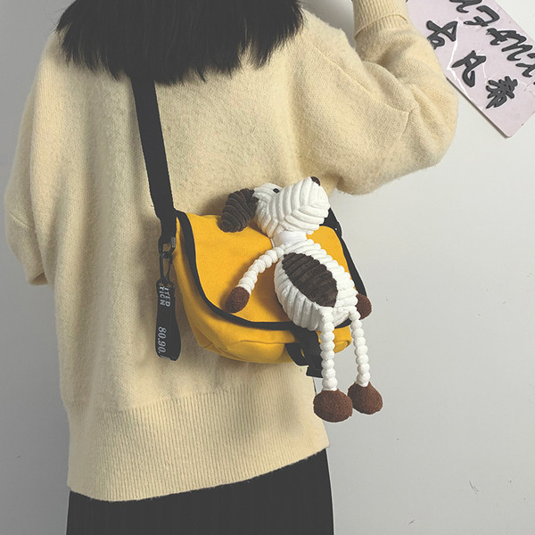 Női mindennapi táska elemmel - plüssjátékkal