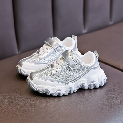 Modern, fényes hatású, durva talpú gyerekcipő