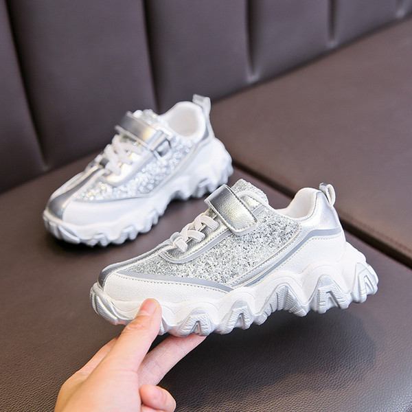 Modern, fényes hatású, durva talpú gyerekcipő