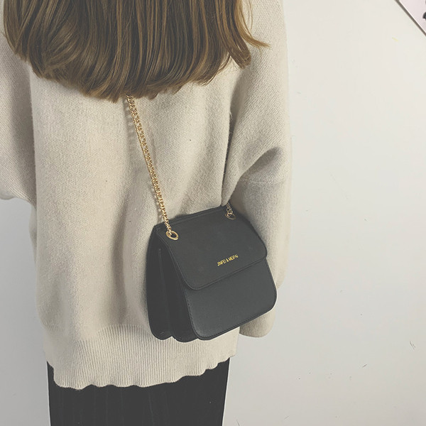 Modern női táska fém lánccal