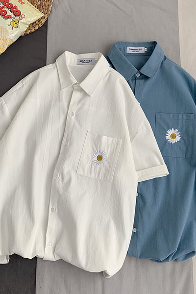 Férfi ing klasszikus gallérral, zsebbel és hímzéssel