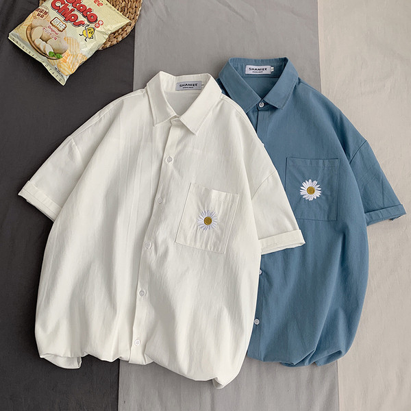 Férfi ing klasszikus gallérral, zsebbel és hímzéssel