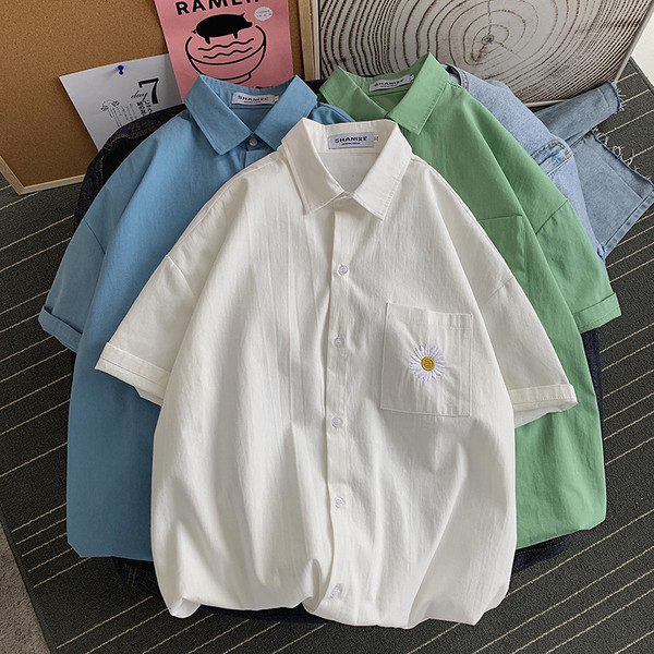 Férfi ing klasszikus gallérral, zsebbel és hímzéssel