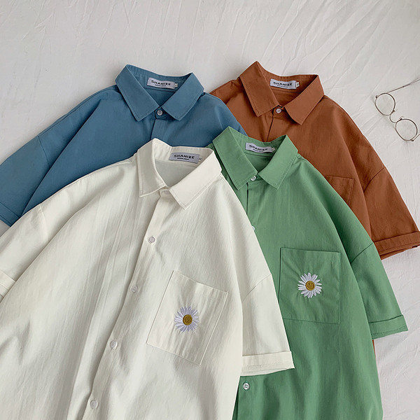 Férfi ing klasszikus gallérral, zsebbel és hímzéssel