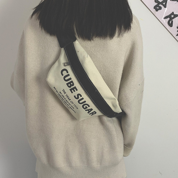 Női hétköznapi táska derékra illő feliratokkal