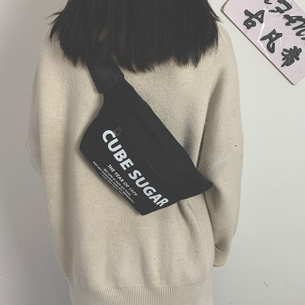 Női hétköznapi táska derékra illő feliratokkal