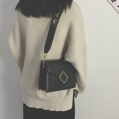 Дамска кожена чанта с квадратна форма 