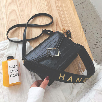 Sieviešu ādas soma ar kvadrātveida formu