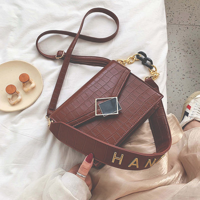 Sieviešu ādas soma ar kvadrātveida formu